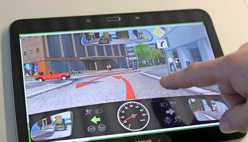 Bei einer theoretischen Führerscheinprüfung der Dekra zeigt der Prüfer ein Tablet mit einer Prüfungsfrage. Fahrschüler sind im vergangenen Jahr häufiger durch die Führerschein-Prüfung gerauscht.
Foto: Archiv/dpa