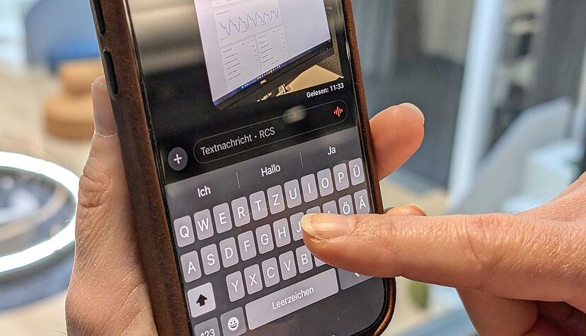 Klappt es, oder nicht? Wenn unten in der Eingabezeile &laquo;RCS&raquo; steht, kann man Bilder und mehr auch per SMS verschicken.