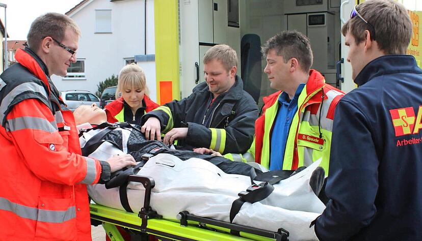 Auch das Einschieben der Trage in den Rettungswagen will gelernt sein. In Eberstadt werden Feuerwehrleute zu Sanit&auml;tshelfern ausgebildet.Foto: Karin Freudenberger