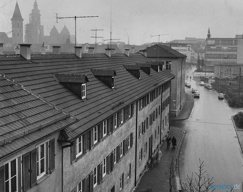 November 1959: Die Allerheiligenstra&szlig;e f&uuml;hrt zur Fleiner Stra&szlig;e. Im Hintergrund rechts ist die Fensterfront des Warenhaus Merkur sichtbar. Rechts im Vordergrund ist das Gel&auml;nde unbebaut.