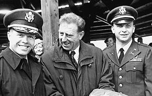 Abschied mit US-Flagge: James A. Staffort, OB Manfred Weinmann und David A. Smith (von links). Abschied mit US-Flagge: James A. Staffort, OB Manfred Weinmann und David A. Smith (von links).