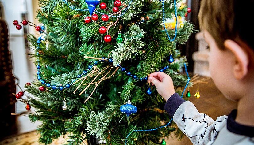 Das Christbaumschmücken mit der Familie gehört für viele zum Fest. Foto: Pixabay.com
