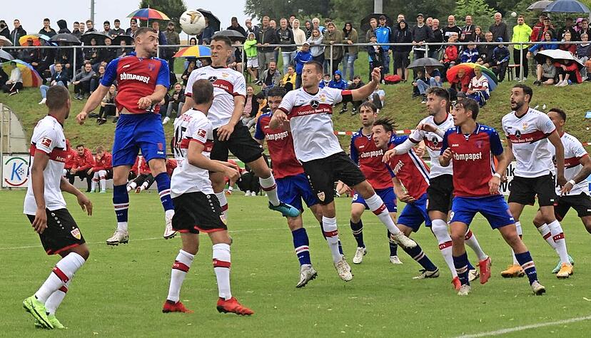 Hannes Scherer (Zweiter von links) spielte 2021 schon gegen den VfB Stuttgart. Der Hollenbacher trifft in Schwäbisch Hall erneut auf den Bundesligisten.
Foto: Schmerbeck Hannes Scherer (Zweiter von links) spielte 2021 schon gegen den VfB Stuttgart. Der Hollenbacher trifft in Schwäbisch Hall erneut auf den Bundesligisten.
Foto: Schmerbeck