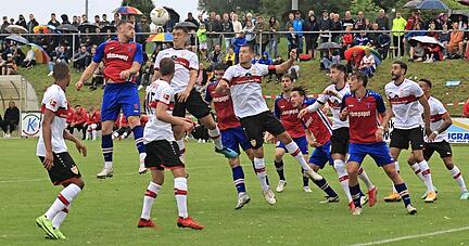 Hannes Scherer (Zweiter von links) spielte 2021 schon gegen den VfB Stuttgart. Der Hollenbacher trifft in Schwäbisch Hall erneut auf den Bundesligisten.
Foto: Schmerbeck