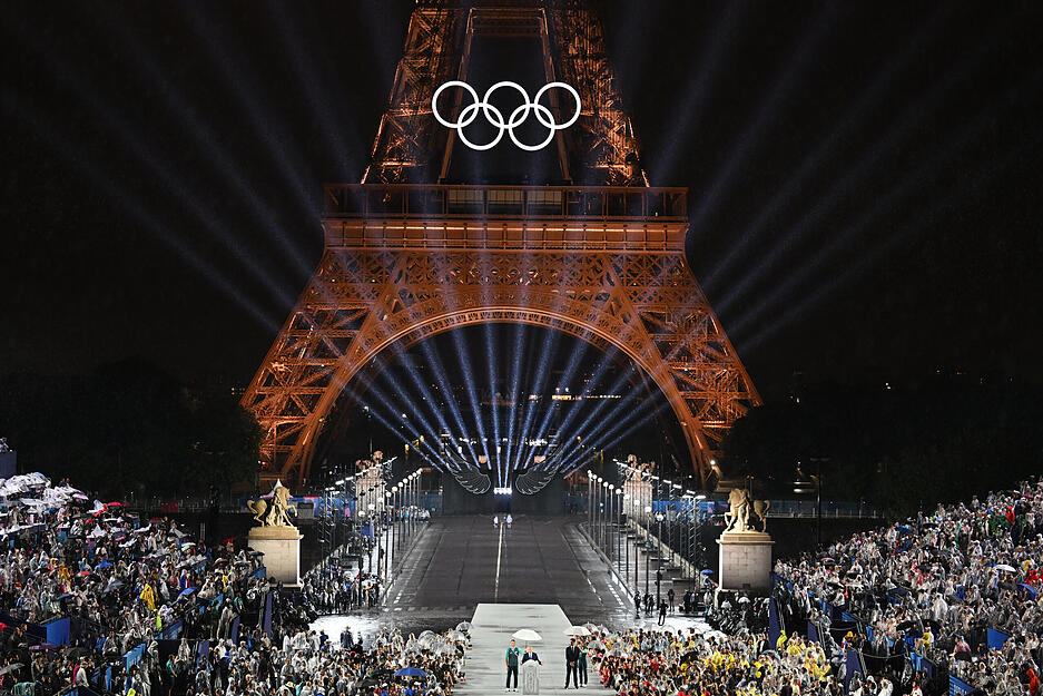 Thomas Bach (M), Präsident des Internationalen Olympischen Komitees (IOC) spricht während der Eröffnungszeremonie.