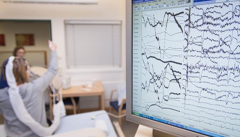 Ein sogenanntes EEG macht Gehirnströme sichtbar. Das Untersuchungsverfahren nimmt eine wichtige Rolle in der Diagnostik der Erkrankung ein. Ein sogenanntes EEG macht Gehirnströme sichtbar. Das Untersuchungsverfahren nimmt eine wichtige Rolle in der Diagnostik der Erkrankung ein.