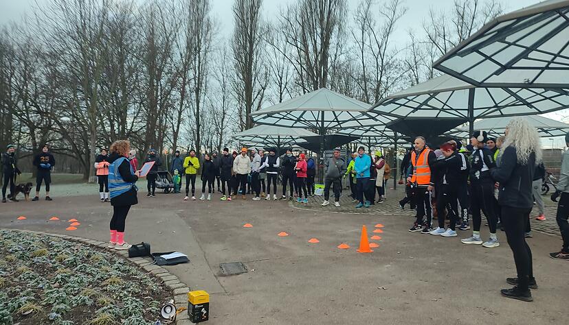 „Der Sport geht so nebenher“, sagt Suzannah Böhringer, Standortleiterin von Parkrun im Wertwiesenpark.