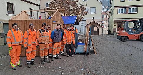 Am Montagmorgen Hütten aufbauen, ab Mittag war für die Mitarbeiter des Bauhofs bereits wieder Winterdienst angesagt.
Foto: Stephan Sonntag