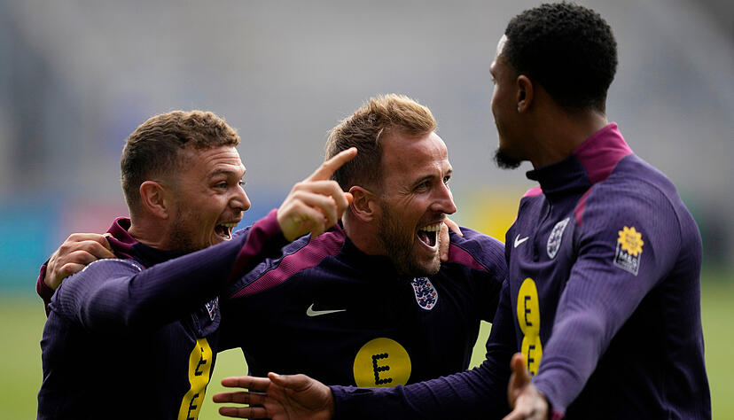 Englands Harry Kane (m.) und Kieran Trippier (l.) haben Spaß im Training. Englands Harry Kane (m.) und Kieran Trippier (l.) haben Spaß im Training.