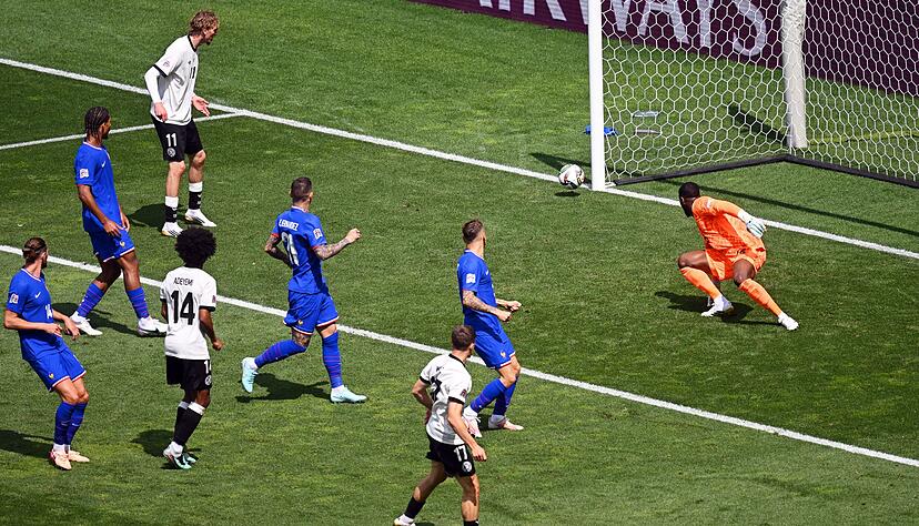 Florian Wirtz (r) im Pech. Sein Schuss prallt an den Pfosten.