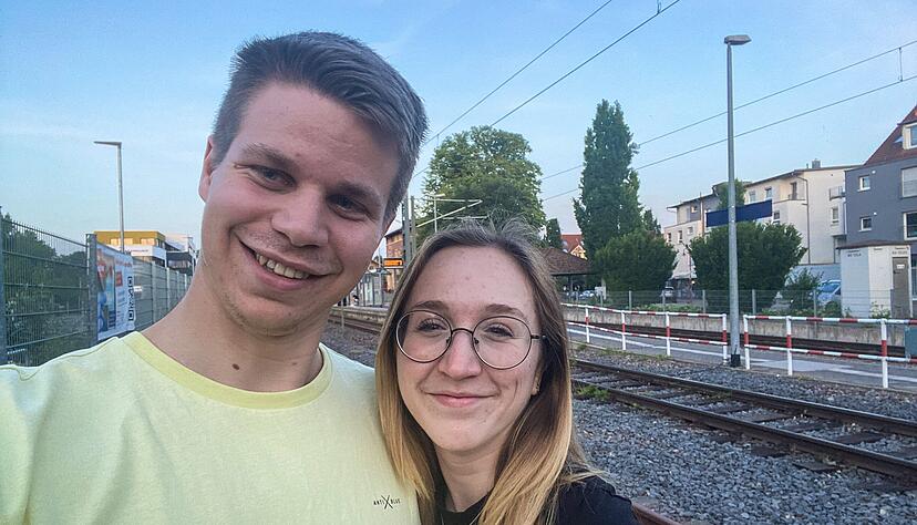 Jord Janssen und Elisa Czerny pendeln mit der Bahn.
