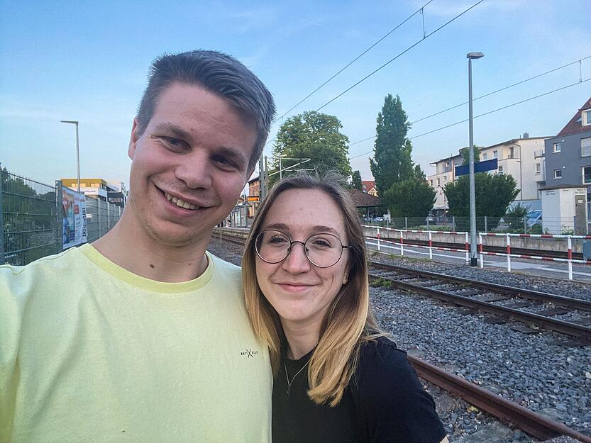 Jord Janssen und Elisa Czerny pendeln mit der Bahn.