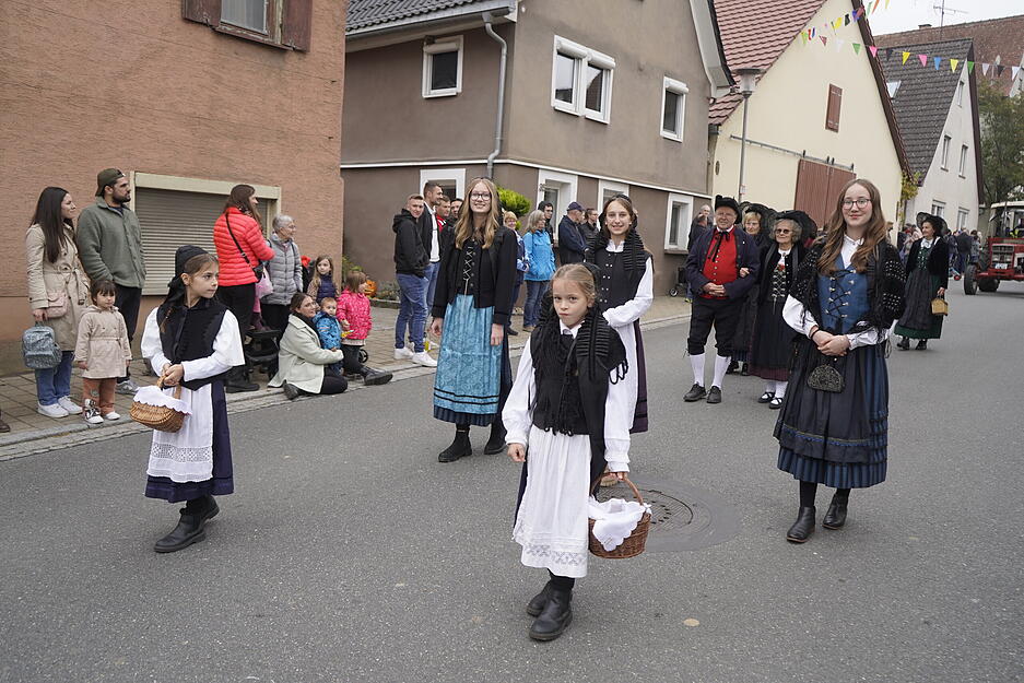 Der Herbstpferdemarkt in Dörzbach am Samstag, dem 2. November 2024, lockte viele Besucher an.