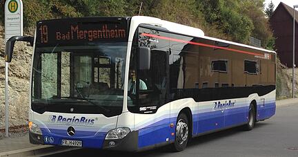 Rechtzeitig nachjustieren: Das will der NVH (hier die Linie 19). Doch dass Schüler der Freien Schule Anne-Sophie am Busbahnhof Künzelsau umsteigen und die Bergbahn nutzen müssen, erhitzt weiter die Gemüter mancher Eltern.
Foto: privat