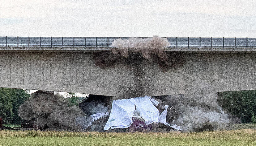 Die Brücke der A6 liegt nach der Sprengung nur noch in Asch und Schutt. Foto: Mario Berger