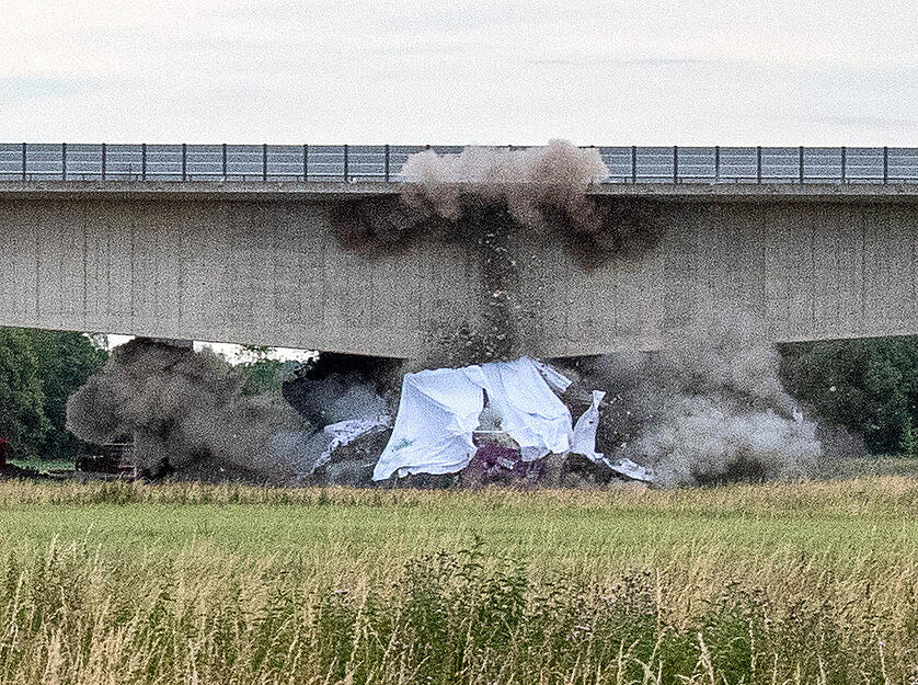 Brücken-Sprengung auf der A6