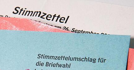 Ein Stimmzettelumschlag für die Briefwahl zur Bundestagswahl liegt auf einem Tisch.