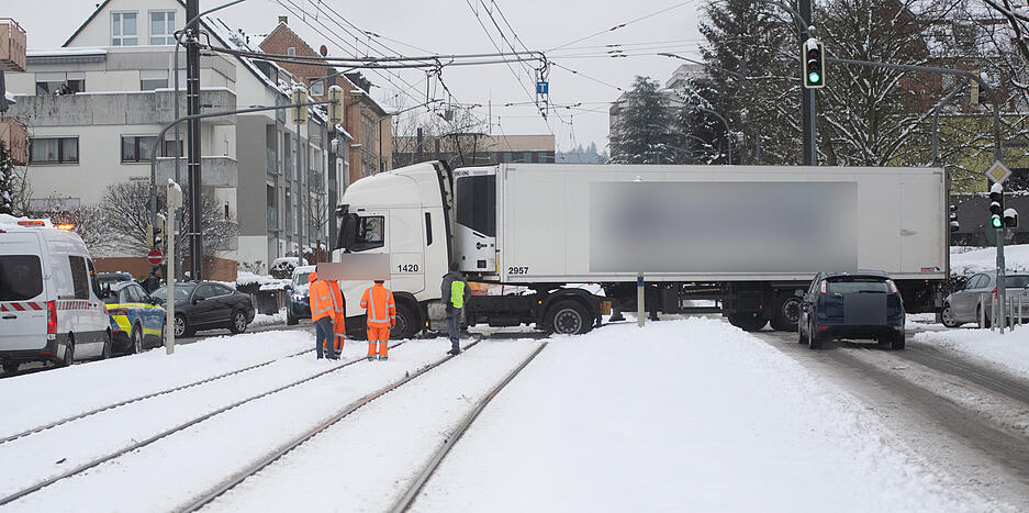 Lkw blockiert in Heilbronn die Stadtbahngleise.