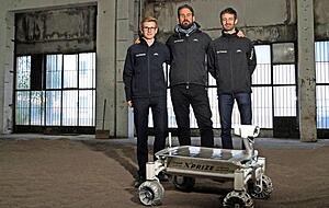 Leon Knauer (v. l.) mit Christian Feichtinger (Mechatronik) und Thomas Schachner (Elektronik) vor dem "Audi Lunar Quattro", auf dem Mond-Testfeld aufgenommen.