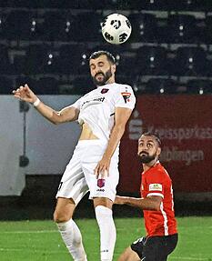 Gegen Tabellenführer Großaspach wehrten sich Daniel Schmelzle (links) und die Hollenbacher. Nun kommt mit den Kickers das nächste Kaliber.