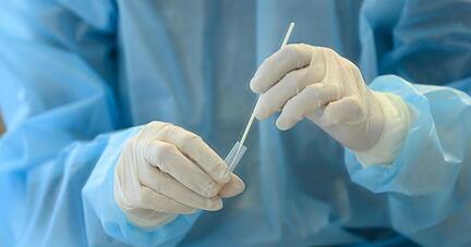 Eine Mitarbeiterin wertet einen Antigen-Schnelltest auf das Coronavirus aus. Eine Mitarbeiterin wertet einen Antigen-Schnelltest auf das Coronavirus aus.