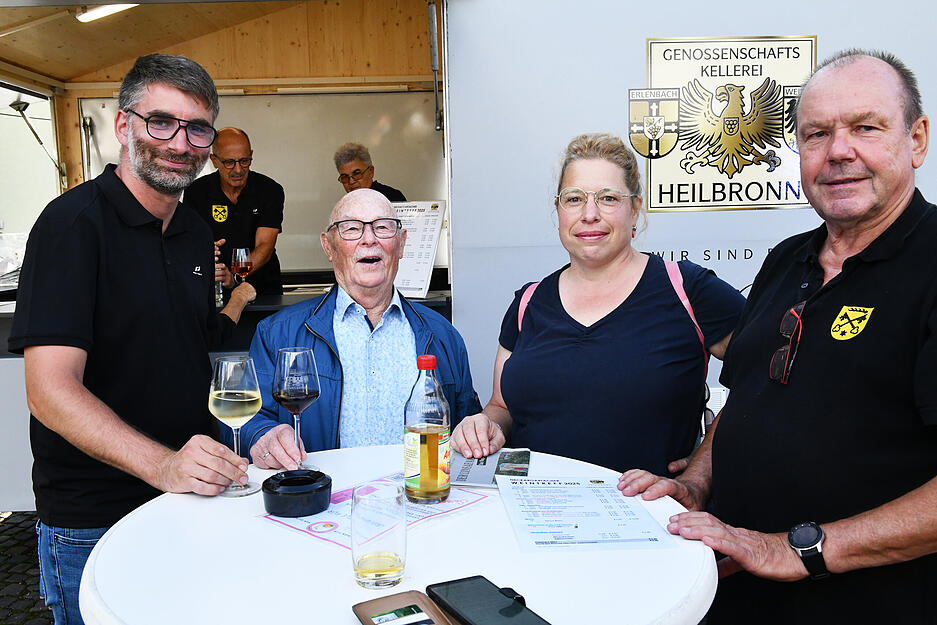 Herbert Burkhardt (rechts) und sein Stellvertreter Michael Kuhn begrüßen Herbert Tabler und Tanja Sangasser-Beil als Ehrengäste beim Lisafamer Hocketse.
