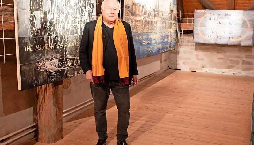 „Die Wirklichkeit offenbart sich im Mysterium“ sagt Imants Tillers und verdichtet Zitate in seinen Bildern zum vielstimmigen Resonanzraum. „Die Wirklichkeit offenbart sich im Mysterium“ sagt Imants Tillers und verdichtet Zitate in seinen Bildern zum vielstimmigen Resonanzraum.