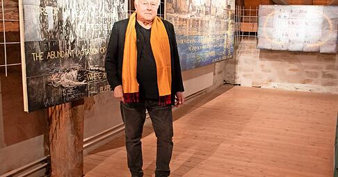 „Die Wirklichkeit offenbart sich im Mysterium“ sagt Imants Tillers und verdichtet Zitate in seinen Bildern zum vielstimmigen Resonanzraum. „Die Wirklichkeit offenbart sich im Mysterium“ sagt Imants Tillers und verdichtet Zitate in seinen Bildern zum vielstimmigen Resonanzraum.