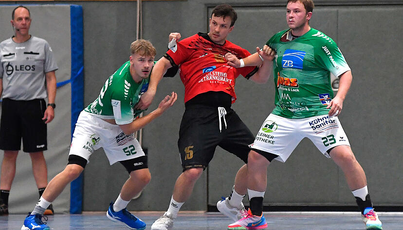 Doch, doch, man sieht es: Felix Reichert (von rechts) in Diensten des TV Flein und Rico Reichert von der SG Schozach-Bottwartal sind Br&uuml;der &ndash; und Gegner.