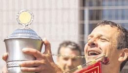 Uwe Burmeister nahm f&uuml;r seinen Club die Troph&auml;e entgegen.Foto: Andreas Veigel