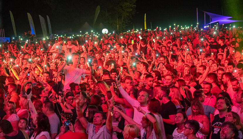 Lichterzauber beim Haigern-live-Festival: So viele Fans wie noch nie kamen bei der 11. Auflage aufs Gelände mit dem tollen Blick ins Neckartal. 
Foto: Mario Berger Lichterzauber beim Haigern-live-Festival: So viele Fans wie noch nie kamen bei der 11. Auflage aufs Gelände mit dem tollen Blick ins Neckartal. 
Foto: Mario Berger