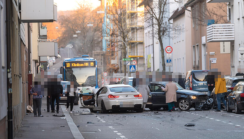 Ein Mercedes-Fahrer wird bei diesem Unfall tödlich verletzt. Ein Mercedes-Fahrer wird bei diesem Unfall tödlich verletzt.