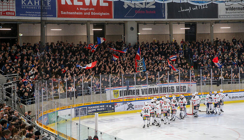 Am Freitagabend trafen die Bietigheim Steelers auf die Heilbronner Falken. Am Freitagabend trafen die Bietigheim Steelers auf die Heilbronner Falken.