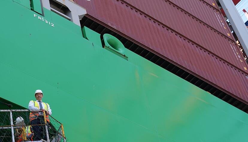 Finanzminister Klingbeil begleitet in Hamburg Zollbeamte an Bord eines Containerschiffs. Finanzminister Klingbeil begleitet in Hamburg Zollbeamte an Bord eines Containerschiffs.