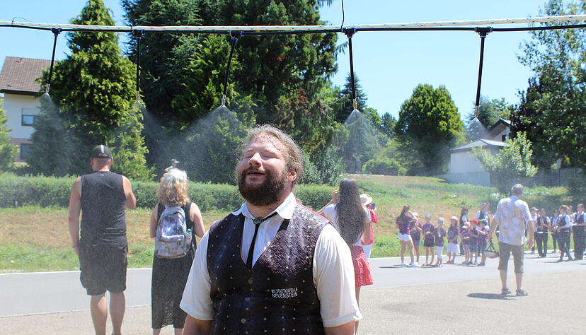 In Bretzfeld wurde eine Sprühnebelbewässerung für den Garten kurzerhand als Dusche umfunktioniert. In Bretzfeld wurde eine Sprühnebelbewässerung für den Garten kurzerhand als Dusche umfunktioniert.