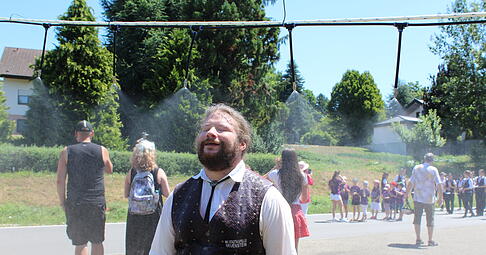In Bretzfeld wurde eine Sprühnebelbewässerung für den Garten kurzerhand als Dusche umfunktioniert. In Bretzfeld wurde eine Sprühnebelbewässerung für den Garten kurzerhand als Dusche umfunktioniert.