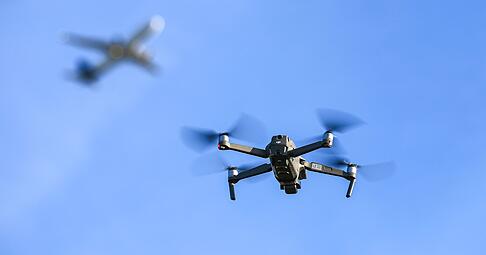 Mit Drohnen lassen sich gute Aufnahmen aus der Luft machen. Dabei gibt es aber einiges zu beachten, damit man nicht in Konflikt mit Vorschriften ger&auml;t.