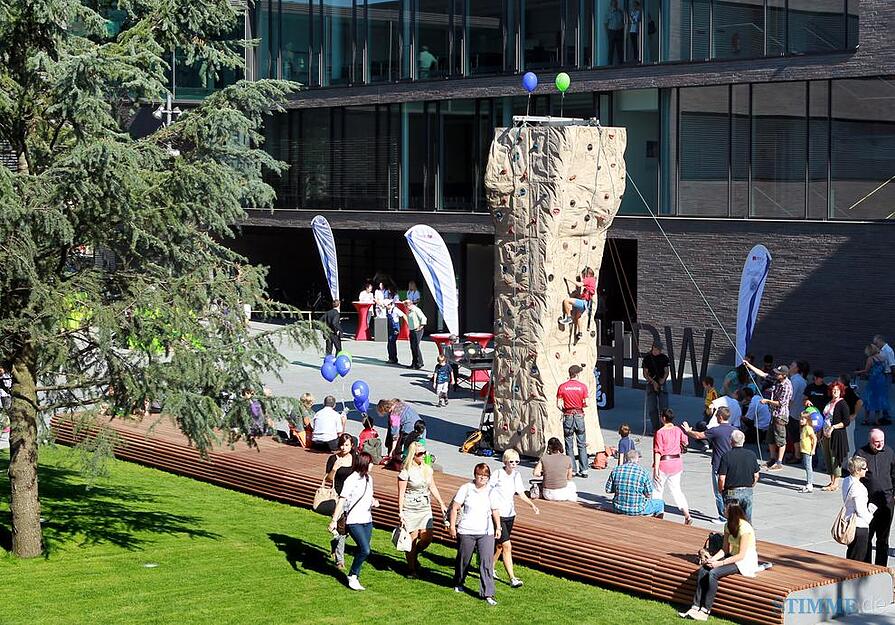 3.10.2011: Ein großes Fest steigt am Tag der offenen Tür auf dem neuen Bildungscampus. Gleich am Campusgrün und neben der langen Bank gibt der Deutsche Alpenverein Steighilfe auf dem Weg nach oben.