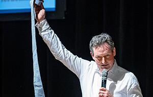 Auch ohne Sakko und Krawatte up-to-date: Eckart von Hirschhausen bei seinem Auftritt in der Festhalle Harmonie. Eine Stunde lang unterhielt er die Menschen humorvoll, sorgte aber auch f&uuml;r nachdenkliche Momente.
Fotos: Mario Berger