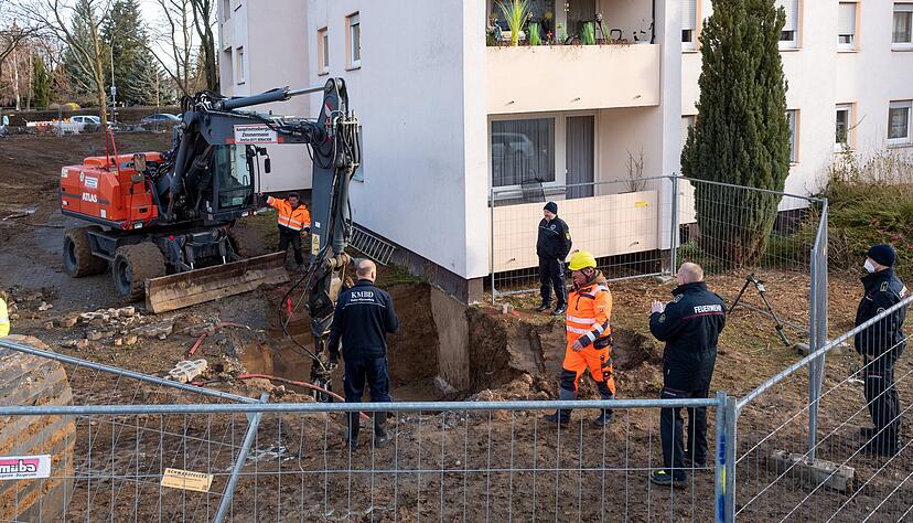 Dicht an einem Hochhaus in Böckingen lag der Bombenverdachtspunkt. Ein Erdschacht ist ausgehoben. Die Bergefirma gräbt vorsichtig weiter in die Tiefe. Fotos: Mario Berger
