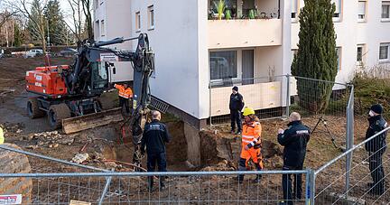 Dicht an einem Hochhaus in Böckingen lag der Bombenverdachtspunkt. Ein Erdschacht ist ausgehoben. Die Bergefirma gräbt vorsichtig weiter in die Tiefe.
Fotos: Mario Berger