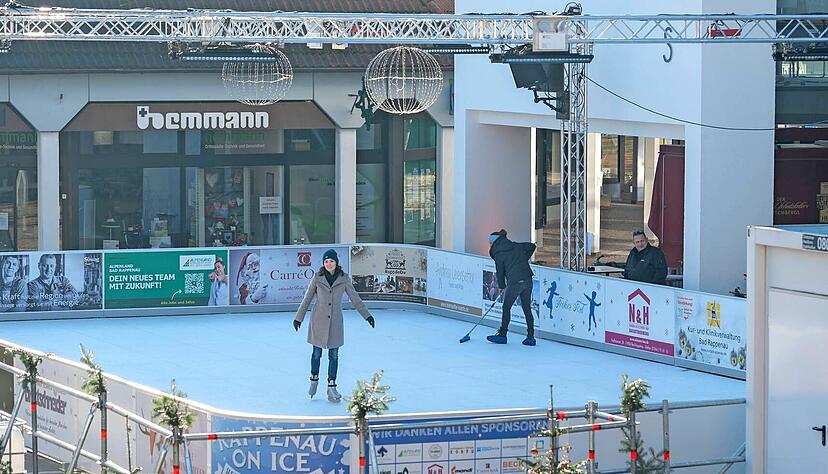 Die Eisbahn vor dem Bad Rappenauer Rathaus ist nur selten so leer. Besonders bei gutem Wetter und am Wochenende drehen die Besucher ihre Runden oder trinken einen Glühwein. Die Eisbahn vor dem Bad Rappenauer Rathaus ist nur selten so leer. Besonders bei gutem Wetter und am Wochenende drehen die Besucher ihre Runden oder trinken einen Glühwein.