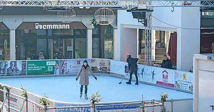 Die Eisbahn vor dem Bad Rappenauer Rathaus ist nur selten so leer. Besonders bei gutem Wetter und am Wochenende drehen die Besucher ihre Runden oder trinken einen Glühwein.
Fotos: Christiana Kunz