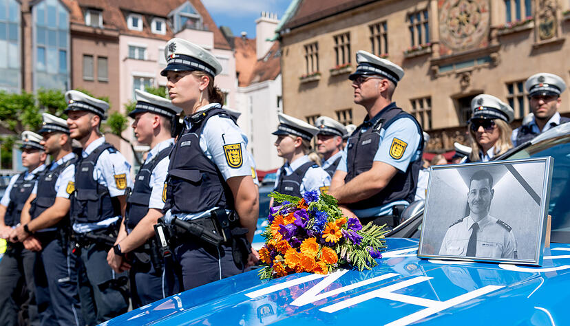 Die Heilbronner Polizei gedenkt dem getöteten Rouven Laur auf dem Heilbronner Marktplatz. Die Heilbronner Polizei gedenkt dem getöteten Rouven Laur auf dem Heilbronner Marktplatz.