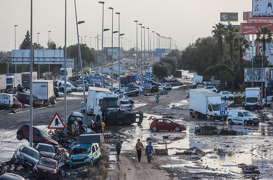 Die Schäden in Spanien zeigen sich nach dem schweren Unwetter. Doch es sind nicht nur Autos kaputt und Straßen voller Schlamm. Fast 100 Menschen hat der Starkregen das Leben gekostet.