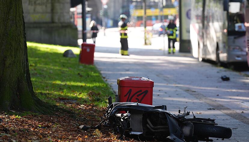 Ein Motorradfahrer ist mit einem Autofahrer zusammengestoßen. Ein Notarzt musste den verletzten Motorradfahrer versorgen. (Archivbild) Ein Motorradfahrer ist mit einem Autofahrer zusammengestoßen. Ein Notarzt musste den verletzten Motorradfahrer versorgen. (Archivbild)
