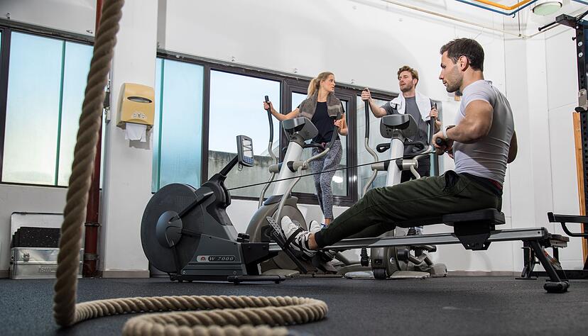 Macht den Weg zum Klimmzug leichter: Training an der Rudermaschine.