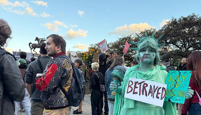 Der Bundesstaat Illinois und die drittgr&ouml;&szlig;te Stadt der USA klagen gegen Trump, weil sie einen Einsatz von Mitgliedern der Nationalgarde auf Gehei&szlig; der US-Regierung in Illinois f&uuml;r rechtswidrig halten.