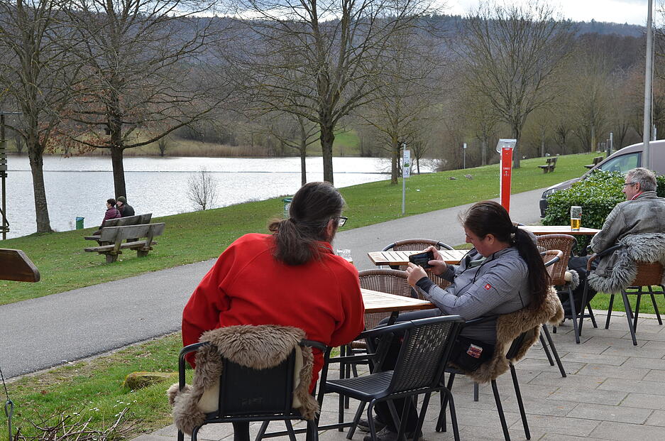 Die Gäste sitzen bei jedem Wetter am liebsten draußen und genießen den Blick auf die Ehmetsklinge. Die Gäste sitzen bei jedem Wetter am liebsten draußen und genießen den Blick auf die Ehmetsklinge.