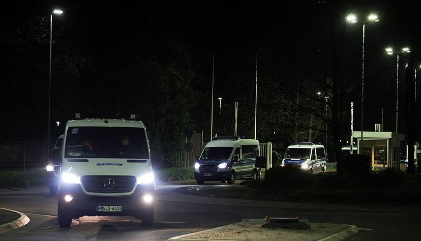 Zahlreiche Einsatzkr&auml;fte der Polizei sichern den Transport.